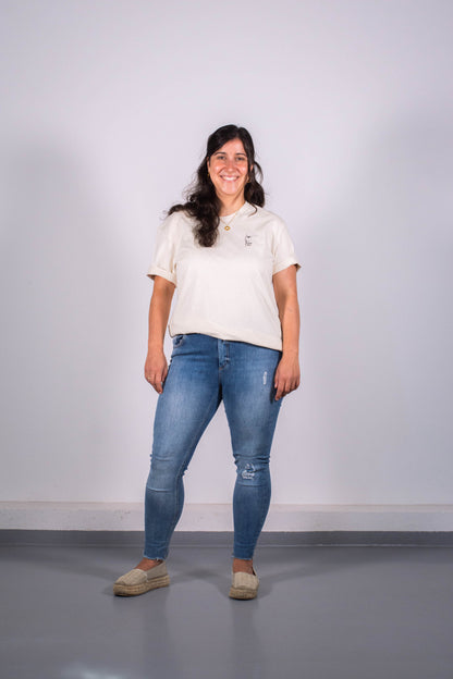 Model Ganzkörperaufnahme, Produkt T-Shirt, Motiv God is in her, Farbe Natural Raw