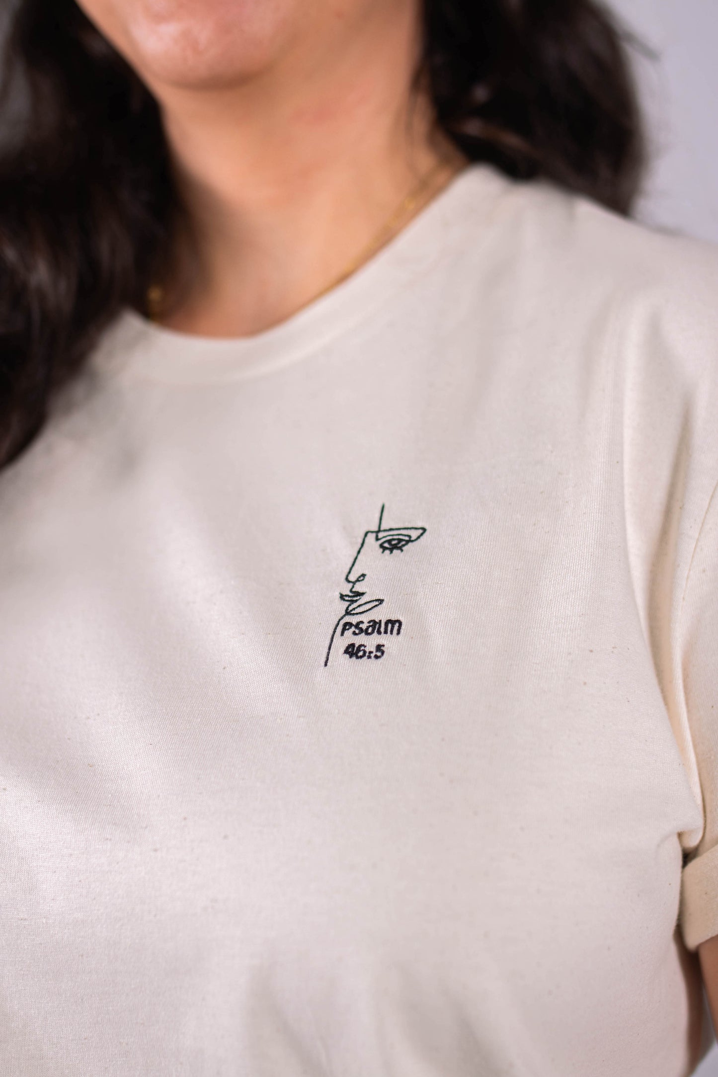 Model Nahaufnahme, Produkt T-Shirt, Motiv God is in her, Farbe Natural Raw