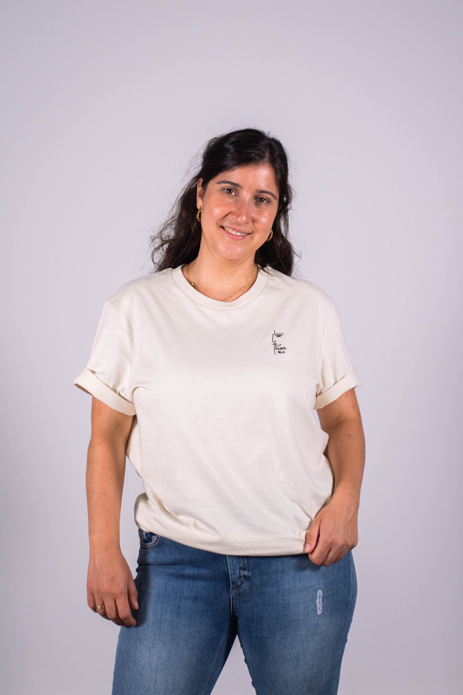 Model Oberkörperaufnahme, Produkt T-Shirt, Motiv God is in her, Farbe Natural Raw