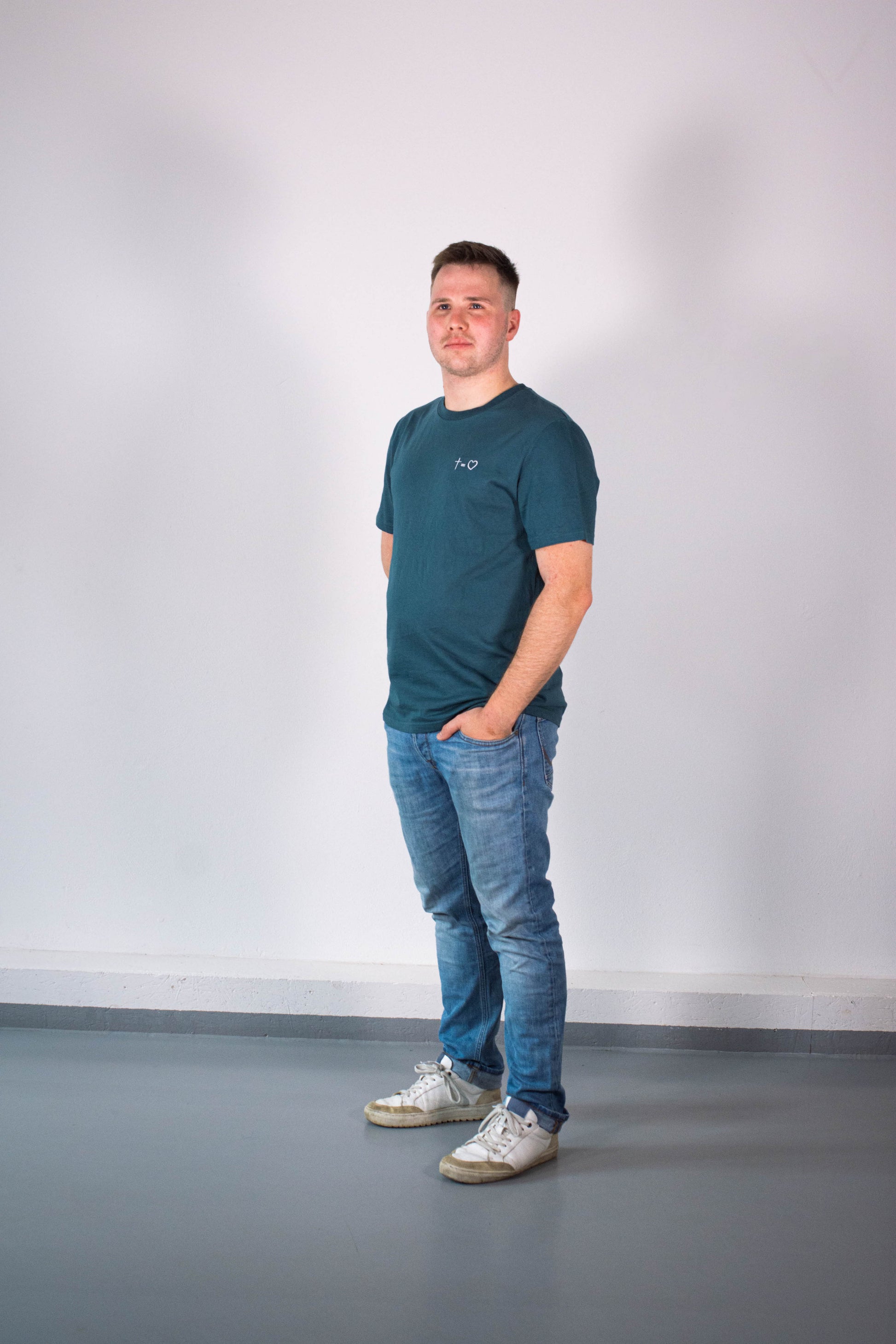 Model Ganzkörperaufnahme, Produkt T-Shirt, Motiv Kreuz gleich liebe, Farbe Stargazer