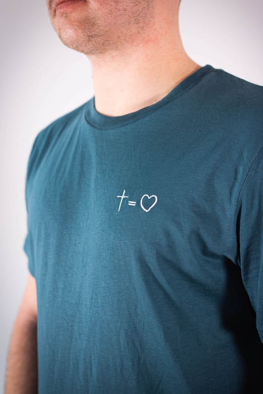 Model Nahaufnahme, Produkt T-Shirt, Motiv Kreuz gleich liebe, Farbe Stargazer
