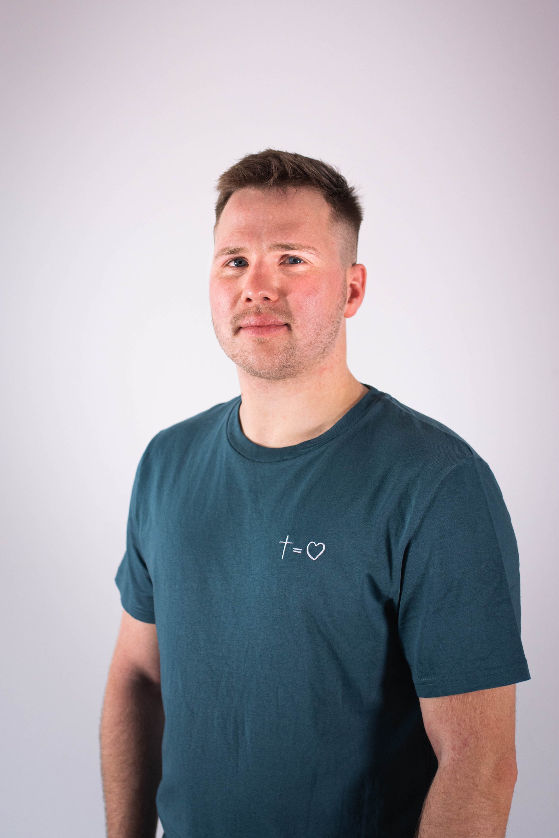 Model Oberkörperaufnahme, Produkt T-Shirt, Motiv Kreuz gleich liebe, Farbe Stargazer