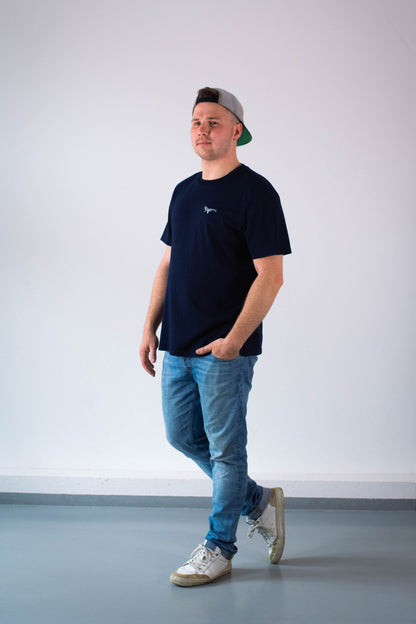 Model Ganzkörperaufnahme, Produkt T-Shirt, Motiv Jonah, Farbe French Navy