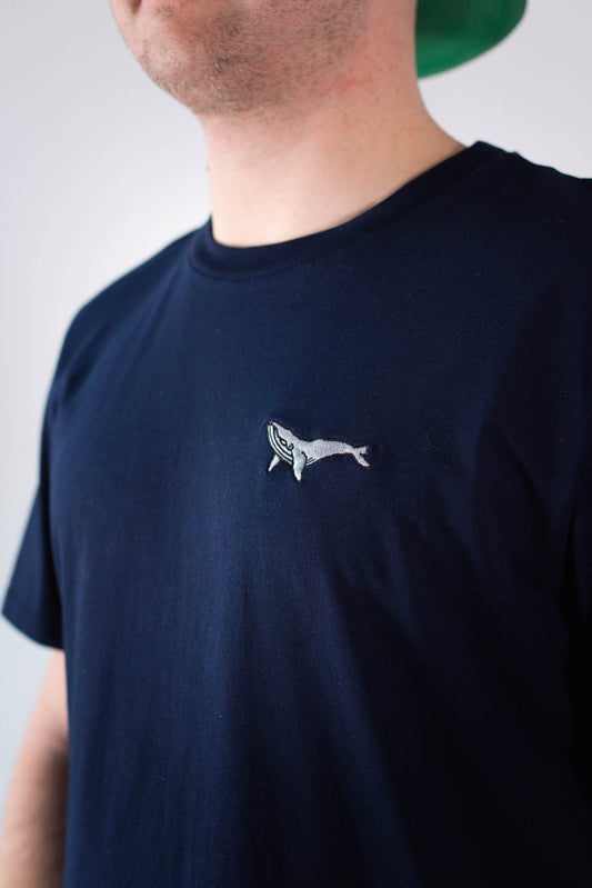 Model Nahaufnahme, Produkt T-Shirt, Motiv Jonah, Farbe French Navy