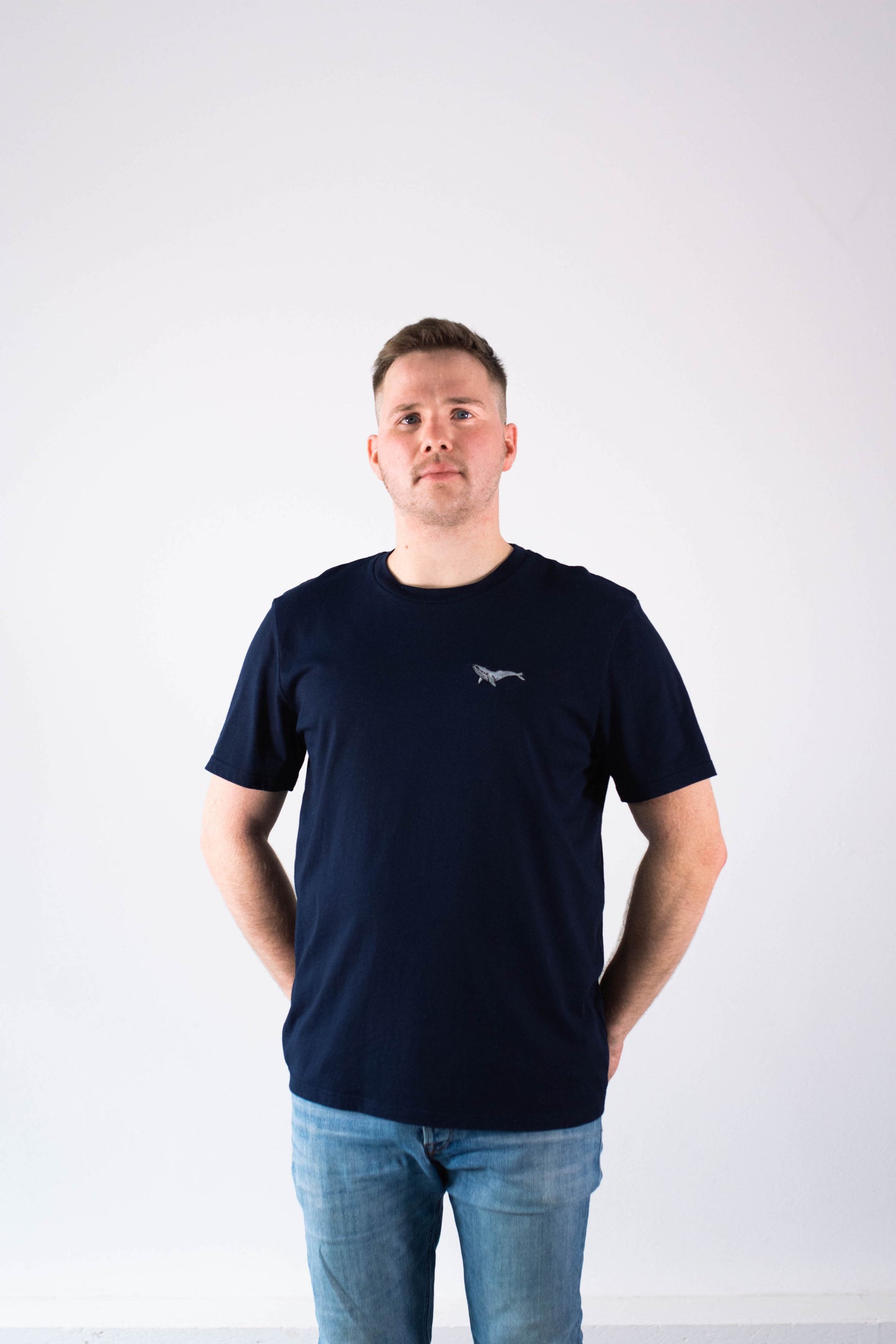 Model Oberkörperaufnahme, Produkt T-Shirt, Motiv Jonah, Farbe French Navy