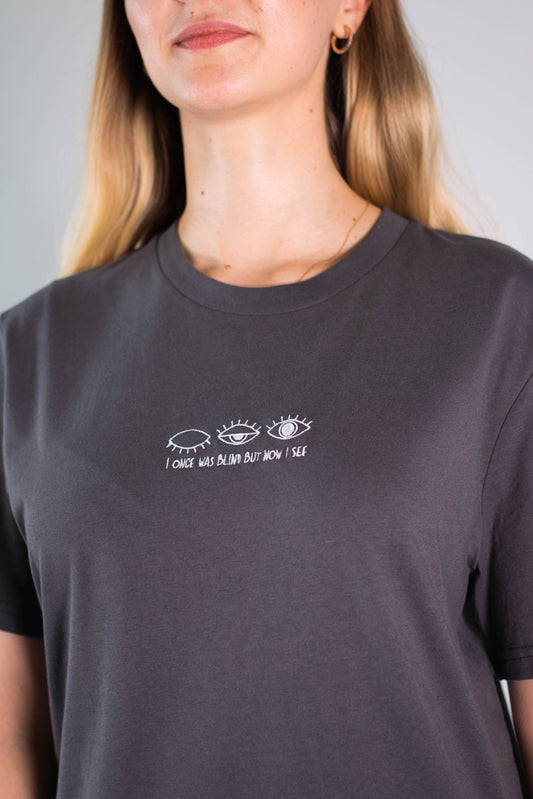 Model Nahaufnahme, Produkt T-Shirt, Motiv I once was blind but now I see, Farbe Anthracite