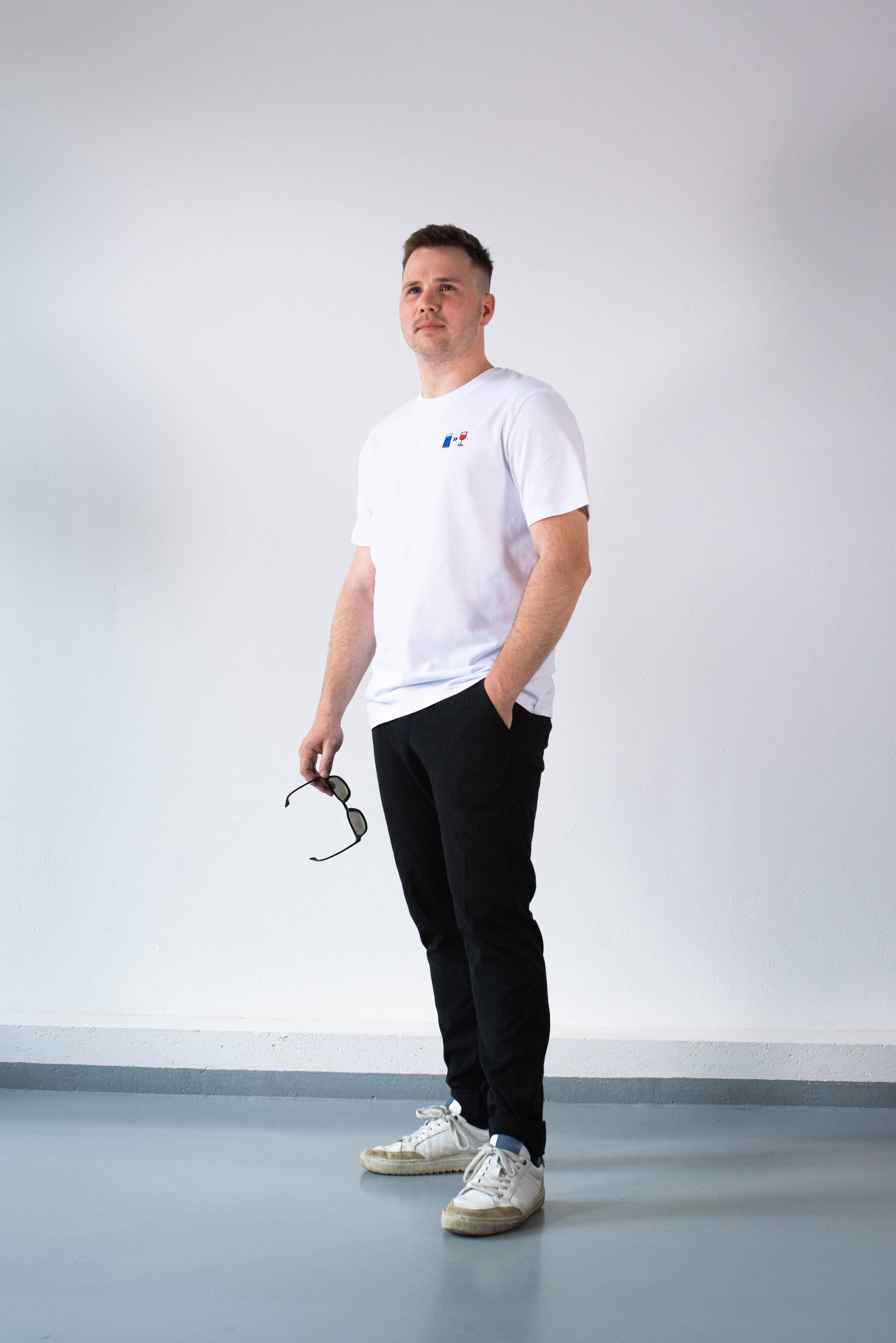 Model Ganzkörperaufnahme, Produkt T-Shirt, Motiv Wasser zu Wein, Farbe White