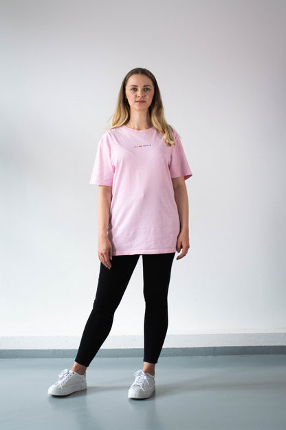 Model Ganzkörperaufnahme, Produkt T-Shirt, Motiv Love One Another, Farbe Cotton Pink