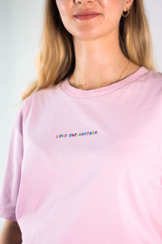 Model Nahaufnahme, Produkt T-Shirt, Motiv Love One Another, Farbe Cotton Pink