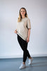 Model Ganzkörperaufnahme, Produkt T-Shirt, Motiv Gott ist größer, Farbe Desert Dust