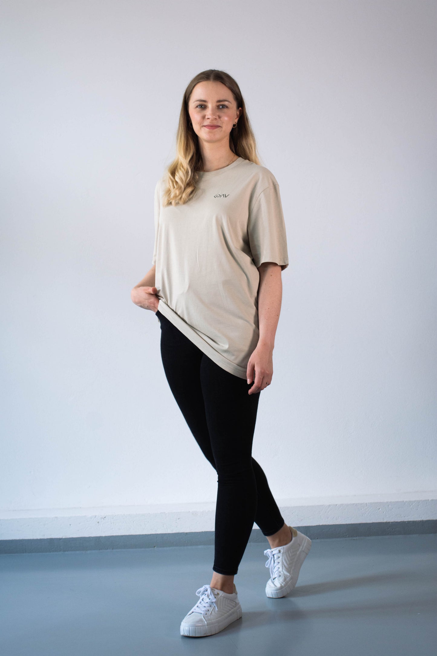Model Ganzkörperaufnahme, Produkt T-Shirt, Motiv Gott ist größer, Farbe Desert Dust