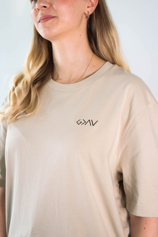 Model Nahaufnahme, Produkt T-Shirt, Motiv Gott ist größer, Farbe Desert Dust