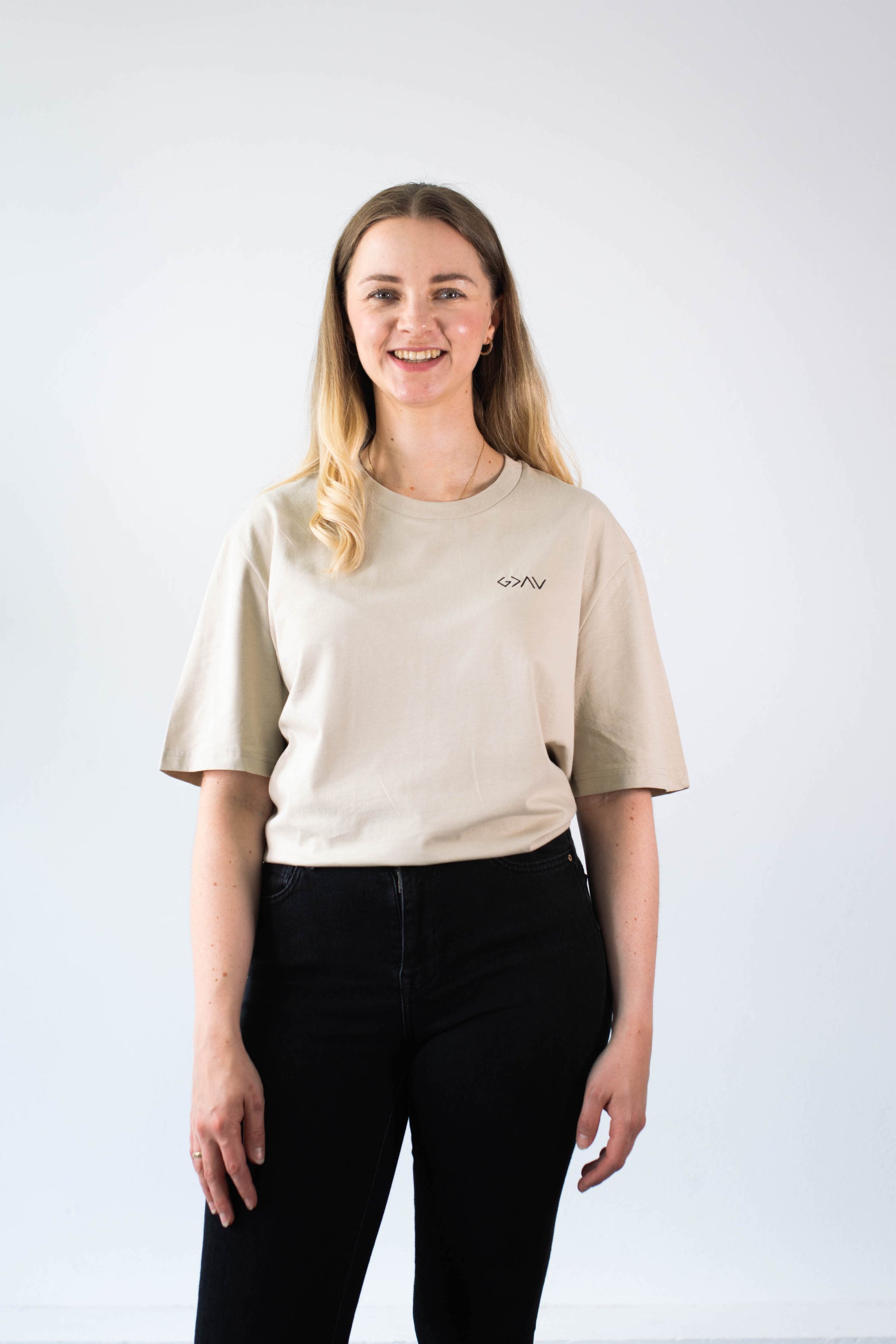 Model Oberkörperaufnahme, Produkt T-Shirt, Motiv Gott ist größer, Farbe Desert Dust