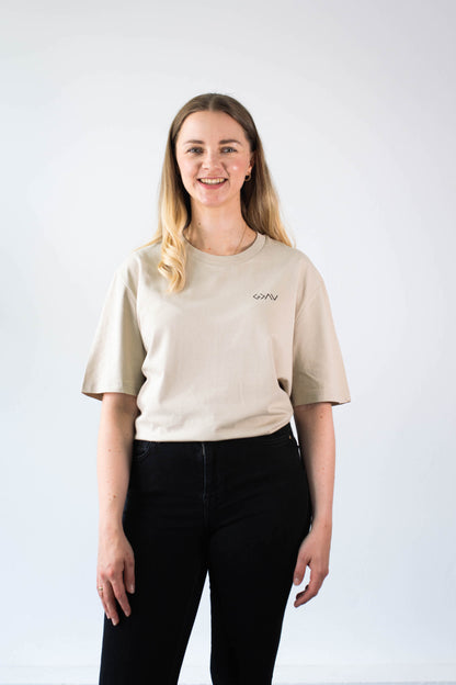 Model Oberkörperaufnahme, Produkt T-Shirt, Motiv Gott ist größer, Farbe Desert Dust