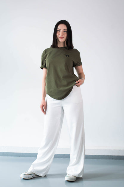 Model Ganzkörperaufnahme, Produkt T-Shirt, Motiv Mission One More, Farbe Khaki