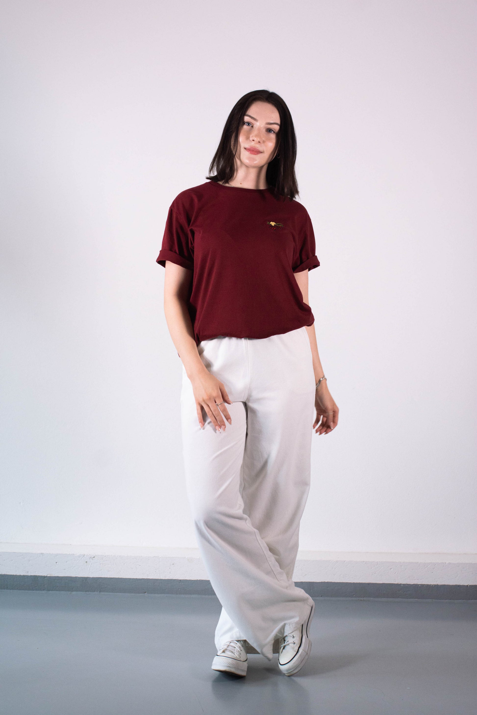 Model Ganzkörperaufnahme, Produkt T-Shirt, Motiv Weinstock, Farbe Burgundy