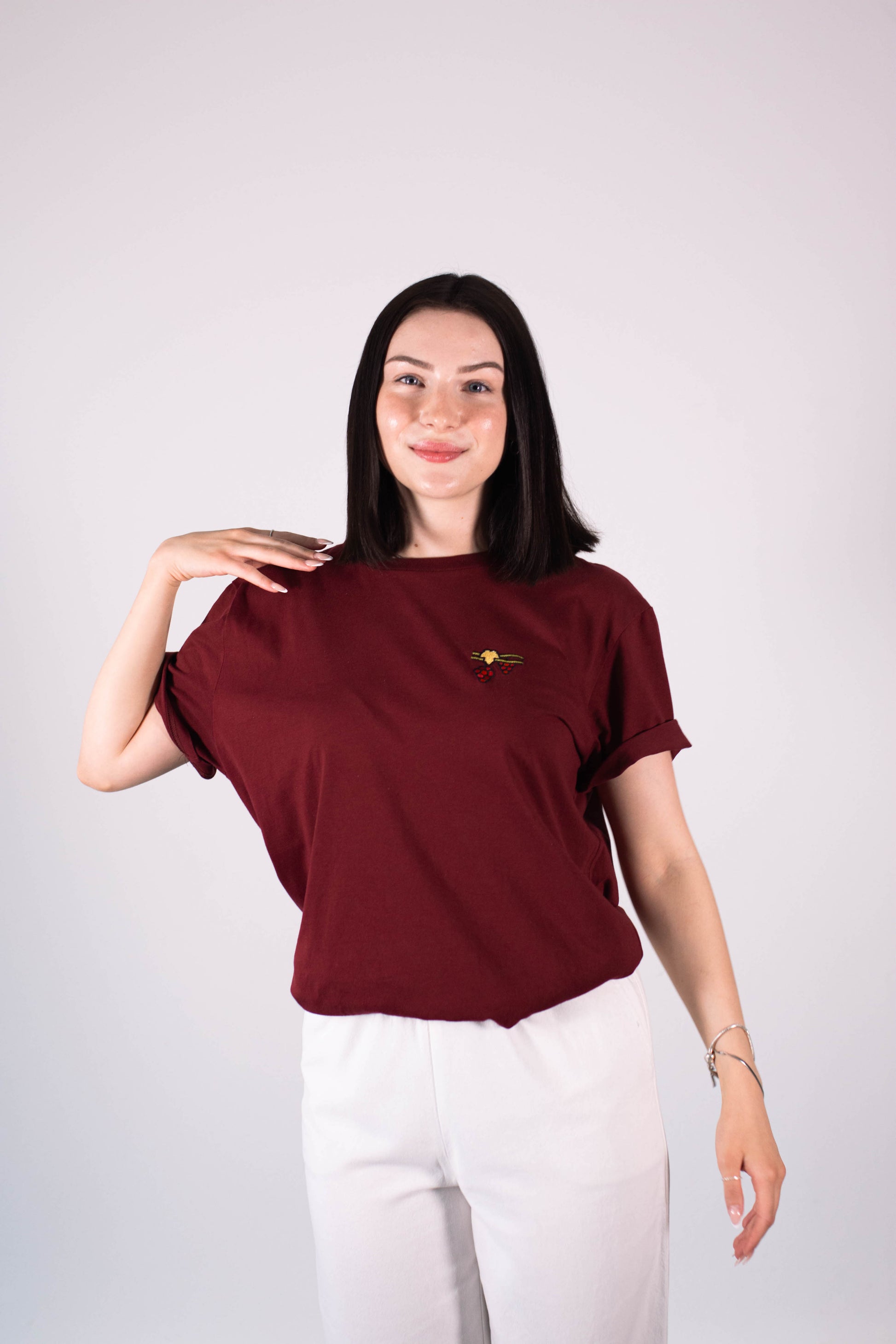 Model Oberkörperaufnahme, Produkt T-Shirt, Motiv Weinstock, Farbe Burgundy