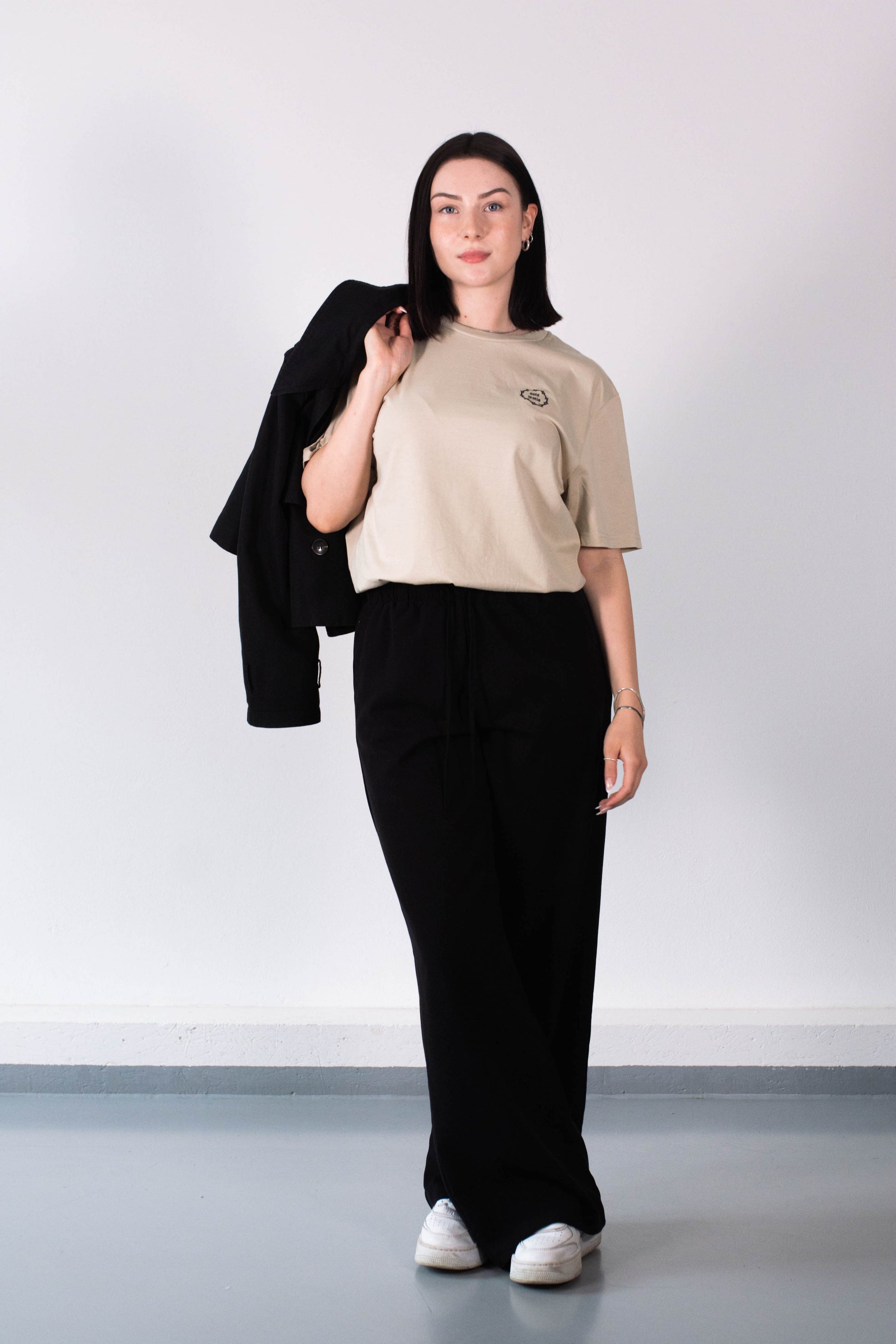 Model Ganzkörperaufnahme, Produkt T-Shirt, Motiv Sola Gratia, Farbe Desert Dust