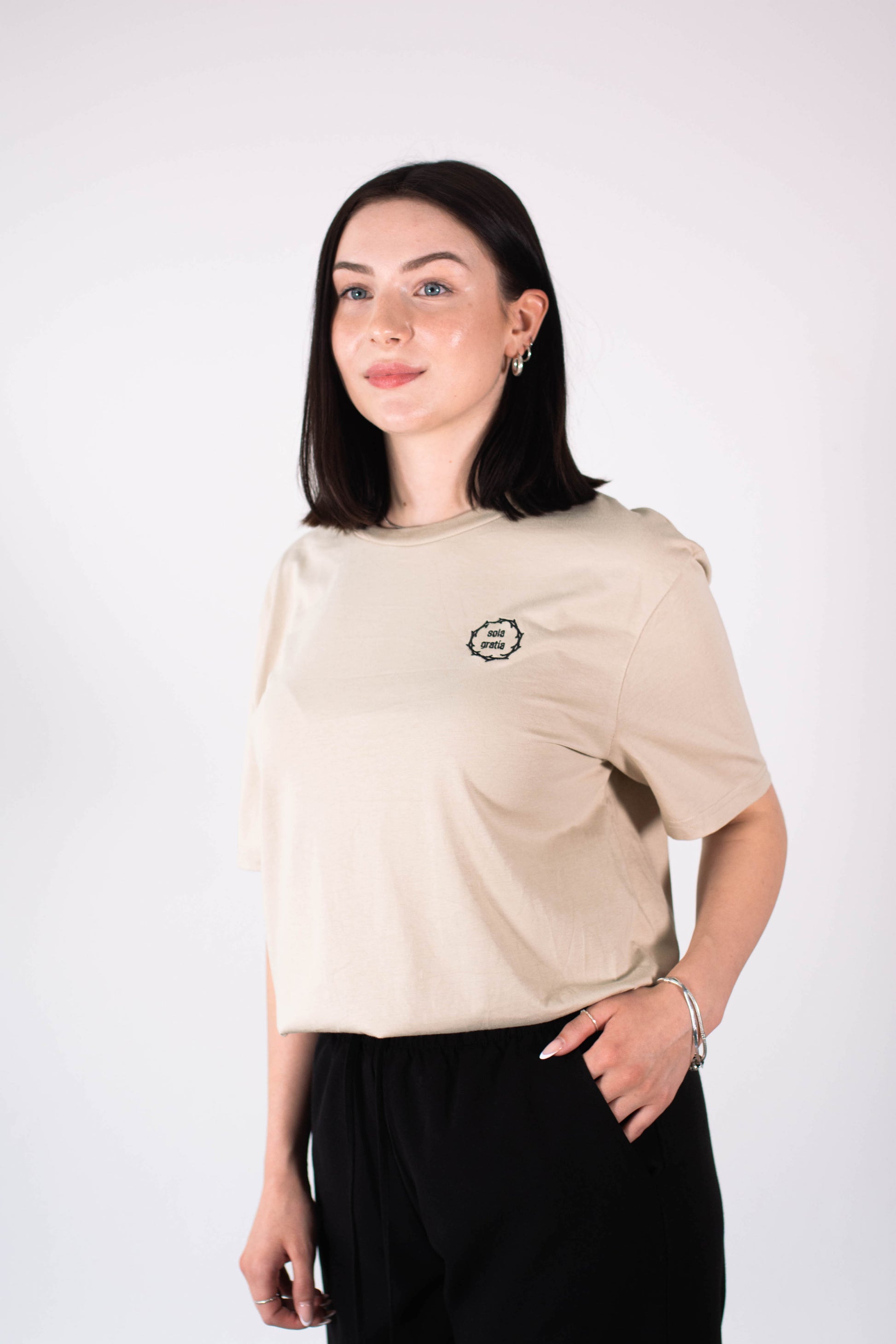 Model Oberkörperaufnahme, Produkt T-Shirt, Motiv Sola Gratia, Farbe Desert Dust