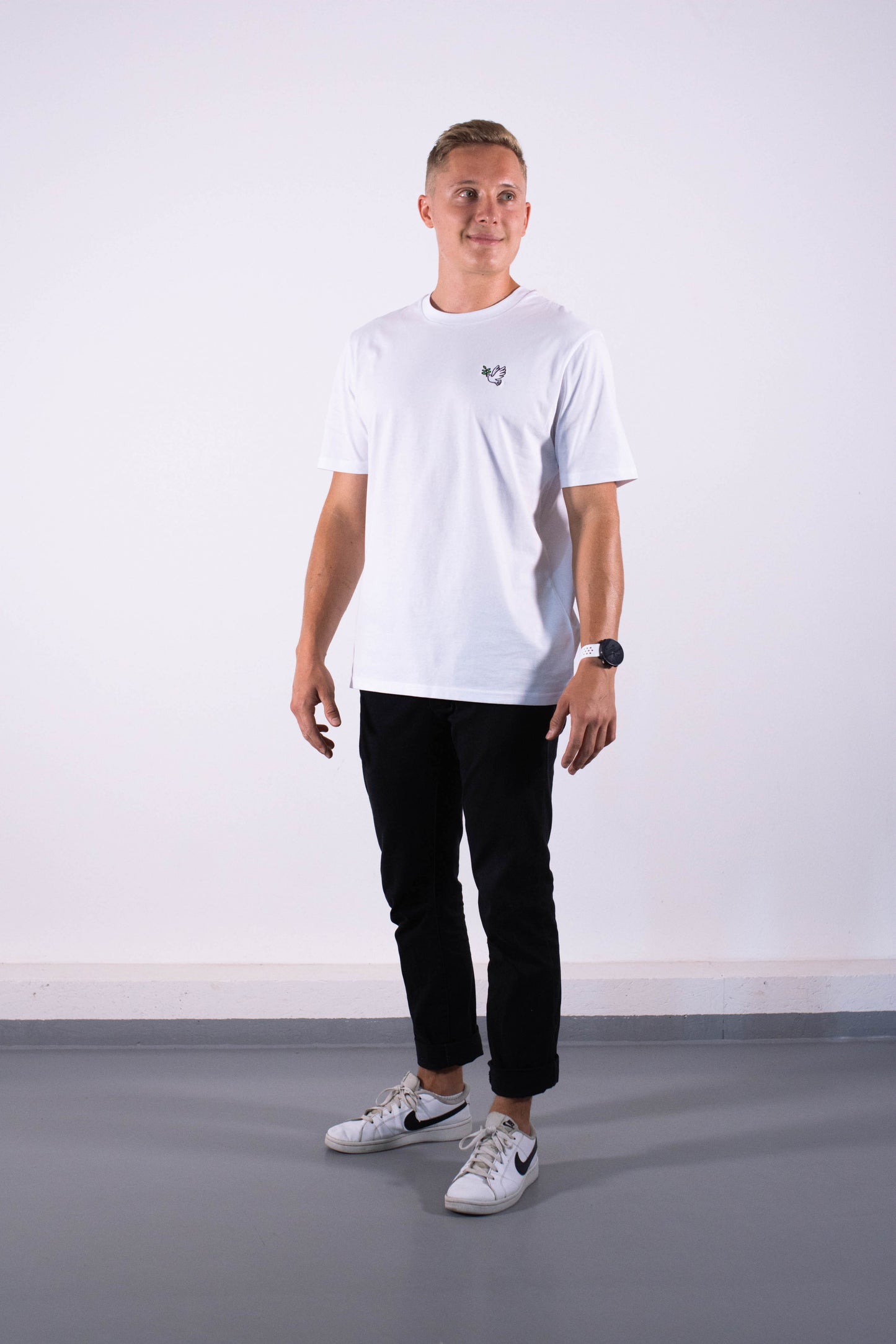 Model Ganzkörperaufnahme, Produkt T-Shirt, Motiv Frieden, Farbe White