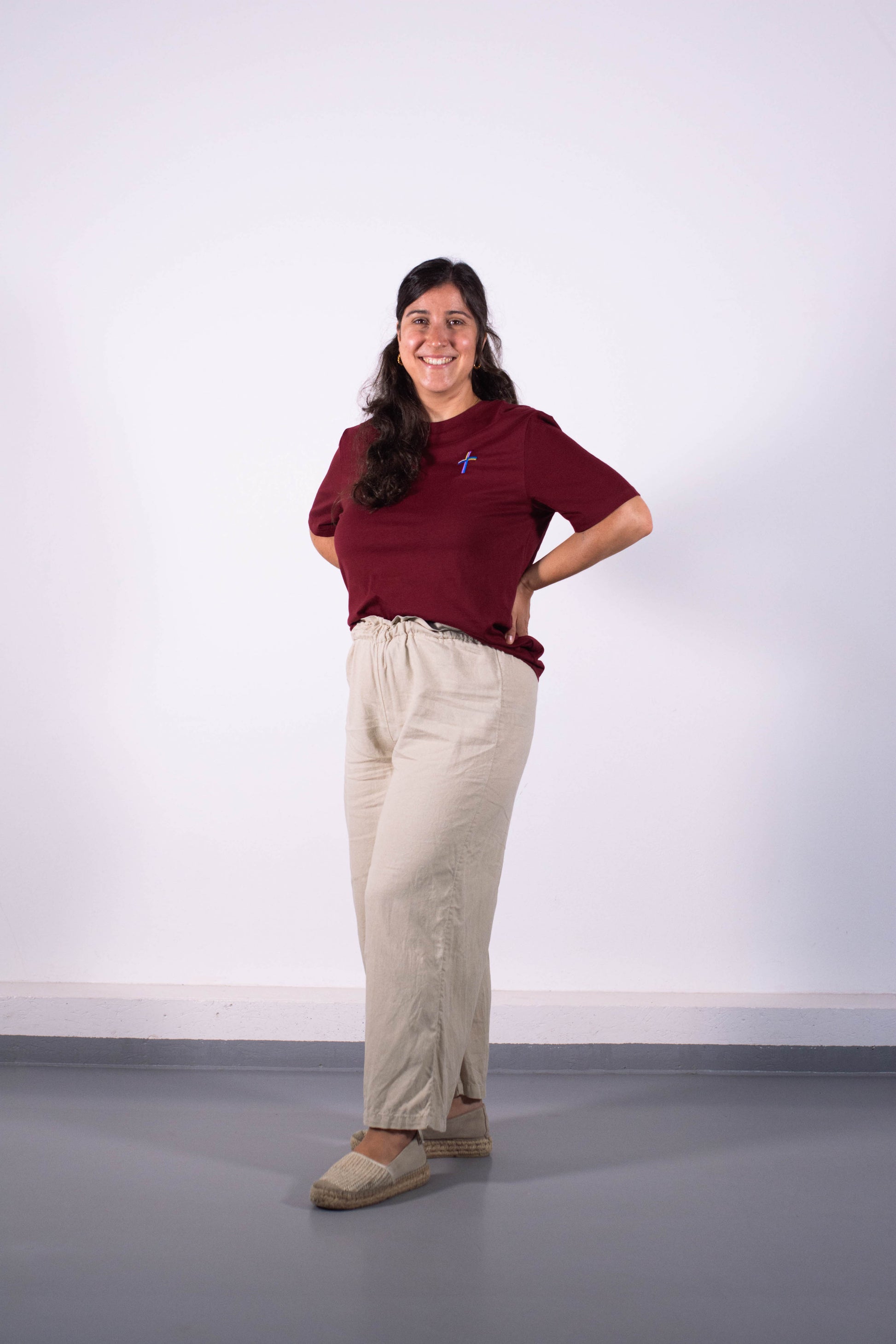 Model Ganzkörperaufnahme, Produkt T-Shirt, Motiv Kreuz, Farbe Burgundy