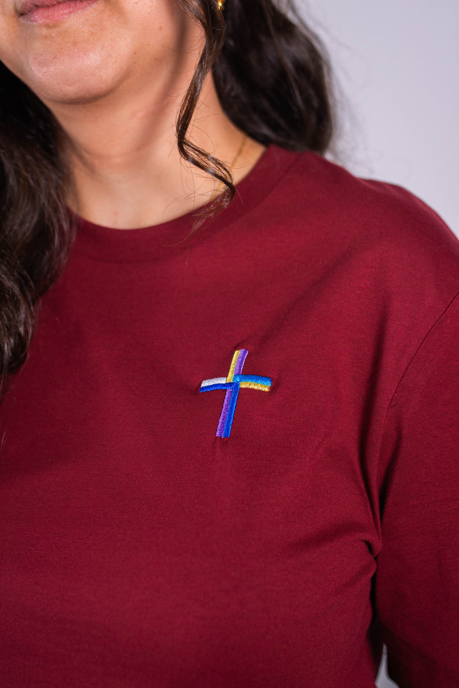 Model Nahaufnahme, Produkt T-Shirt, Motiv Kreuz, Farbe Burgundy