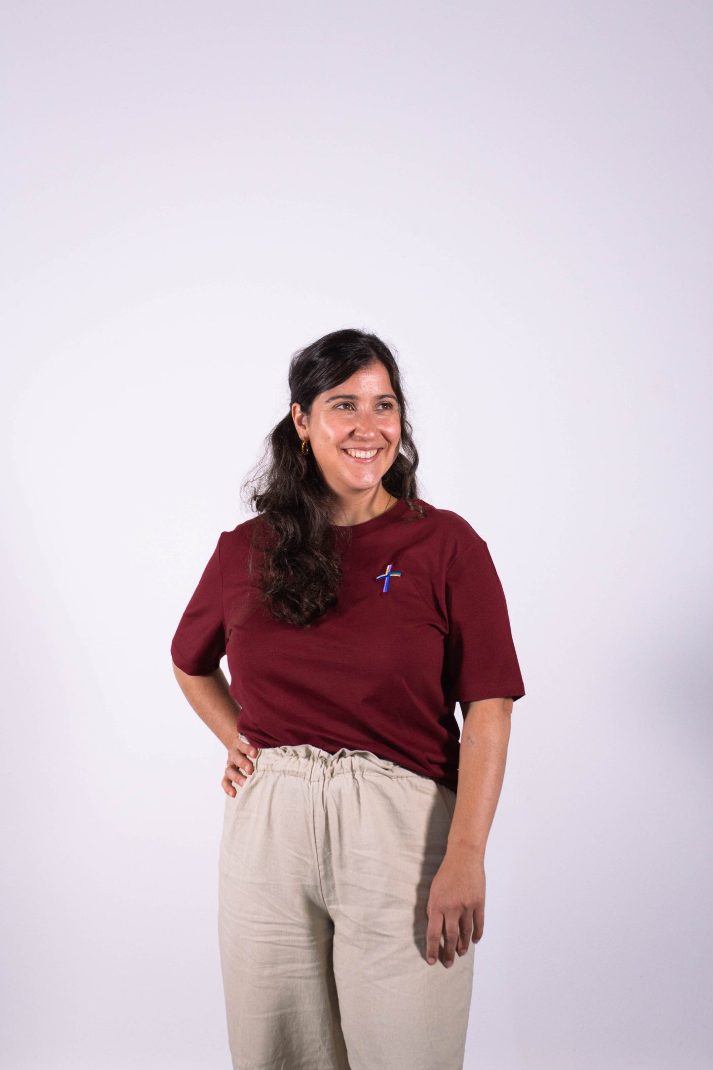 Model Oberkörperaufnahme, Produkt T-Shirt, Motiv Kreuz, Farbe Burgundy