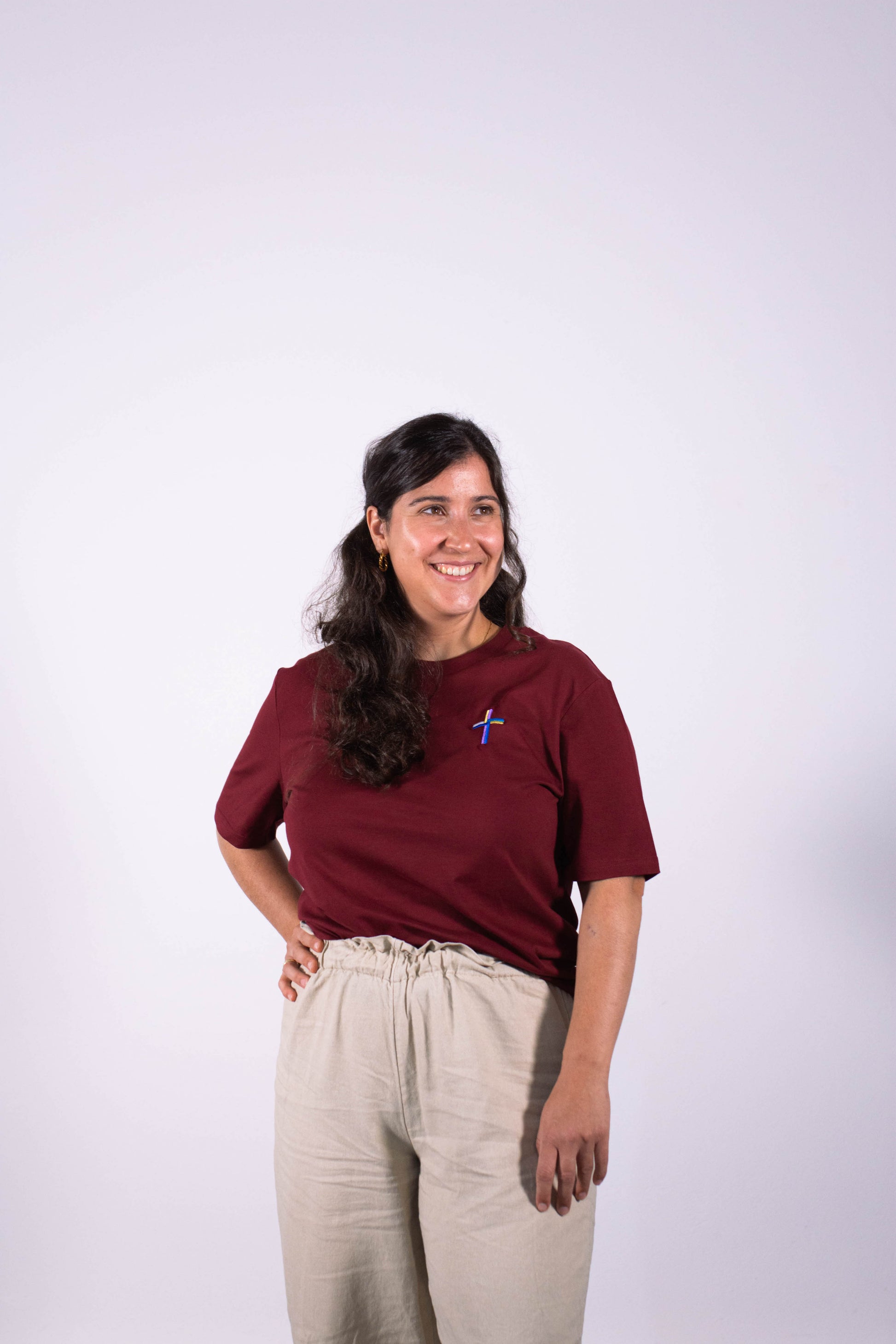 Model Oberkörperaufnahme, Produkt T-Shirt, Motiv Kreuz, Farbe Burgundy