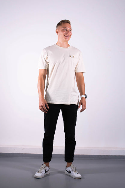 Model Ganzkörperaufnahme, Produkt T-Shirt, Motiv Praise the Lord, Farbe Natural Raw