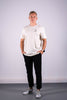 Model Ganzkörperaufnahme, Produkt T-Shirt, Motiv Shalom Shalom, Farbe Natural Raw