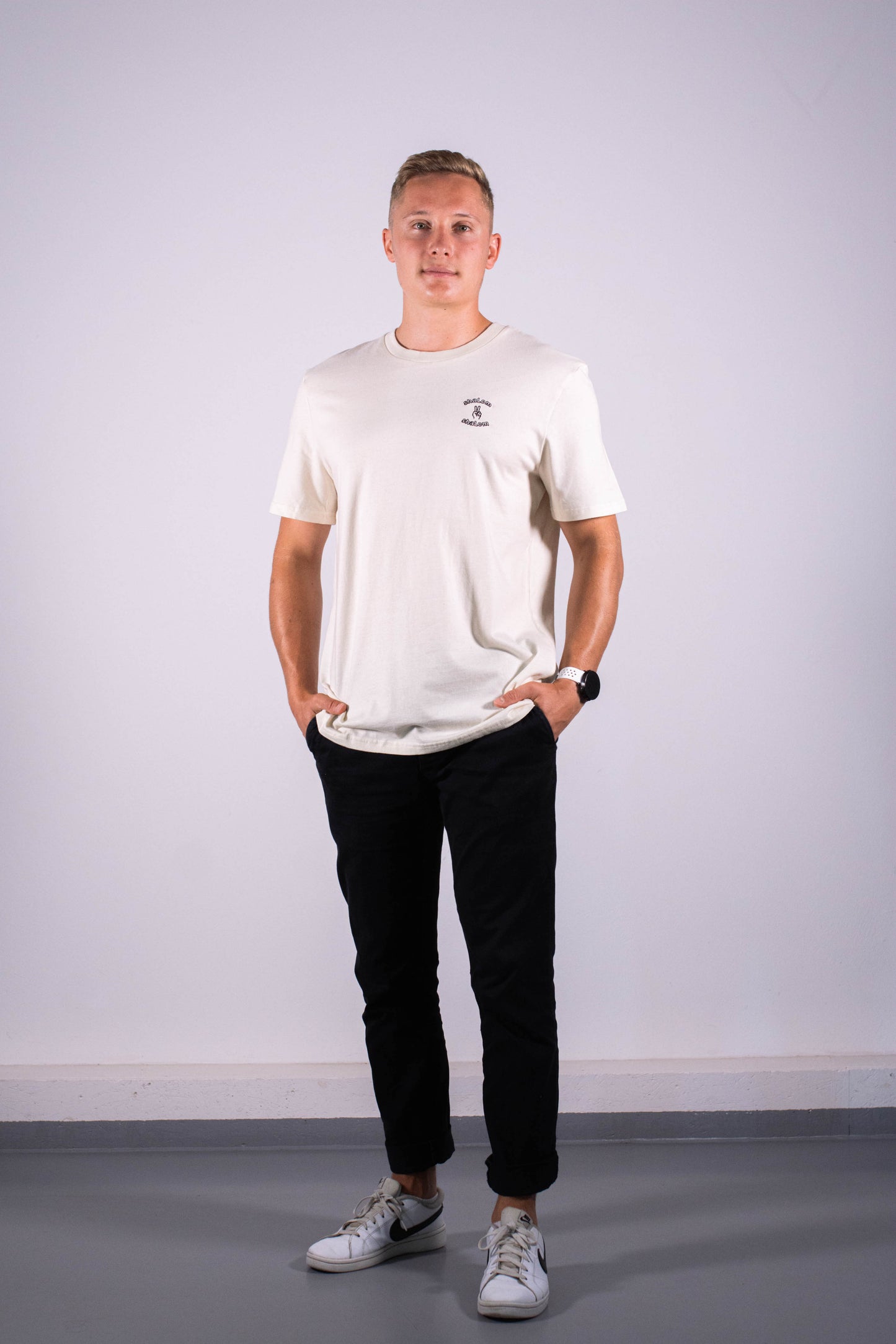 Model Ganzkörperaufnahme, Produkt T-Shirt, Motiv Shalom Shalom, Farbe Natural Raw