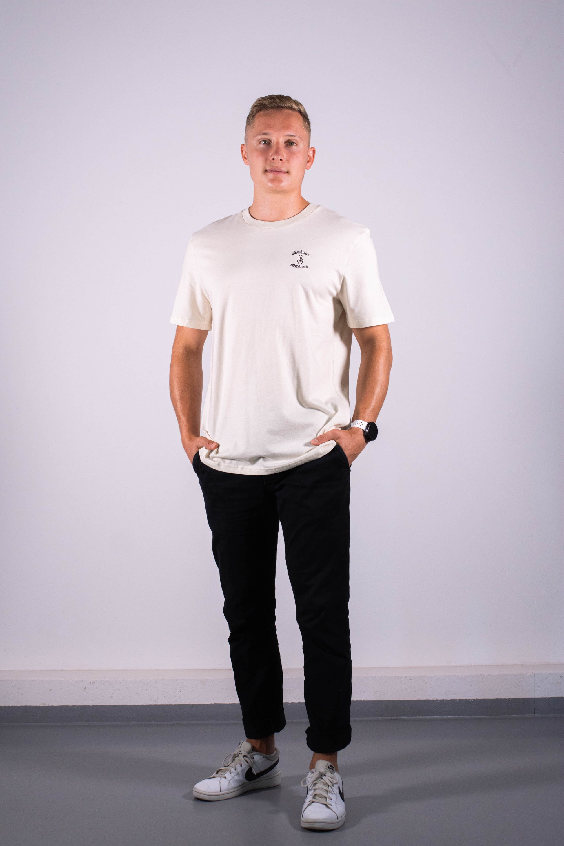 Model Ganzkörperaufnahme, Produkt T-Shirt, Motiv Shalom Shalom, Farbe Natural Raw