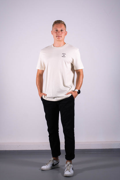 Model Ganzkörperaufnahme, Produkt T-Shirt, Motiv Shalom Shalom, Farbe Natural Raw