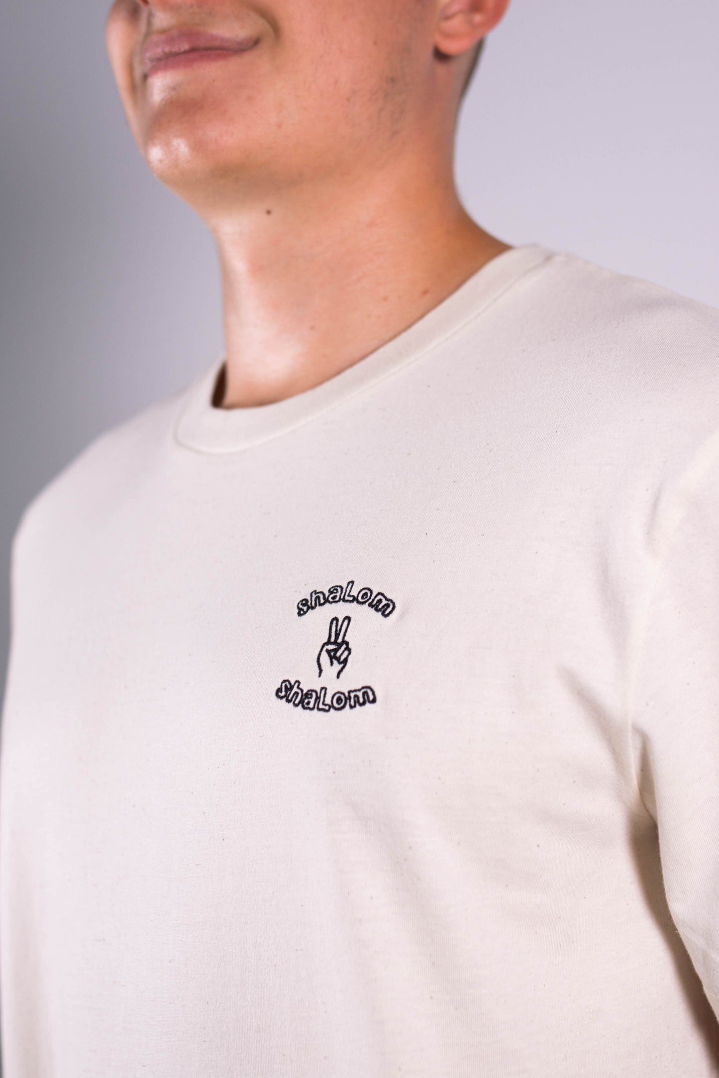 Model Nahaufnahme, Produkt T-Shirt, Motiv Shalom Shalom, Farbe Natural Raw