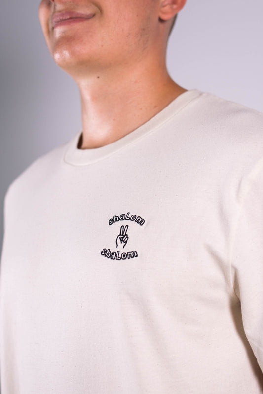 Model Nahaufnahme, Produkt T-Shirt, Motiv Shalom Shalom, Farbe Natural Raw