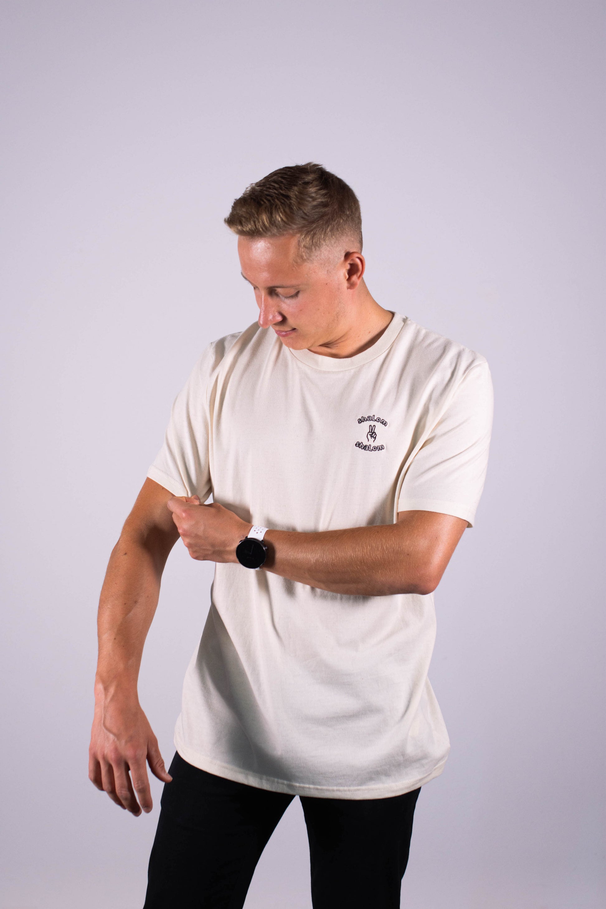 Model Oberkörperaufnahme, Produkt T-Shirt, Motiv Shalom Shalom, Farbe Natural Raw