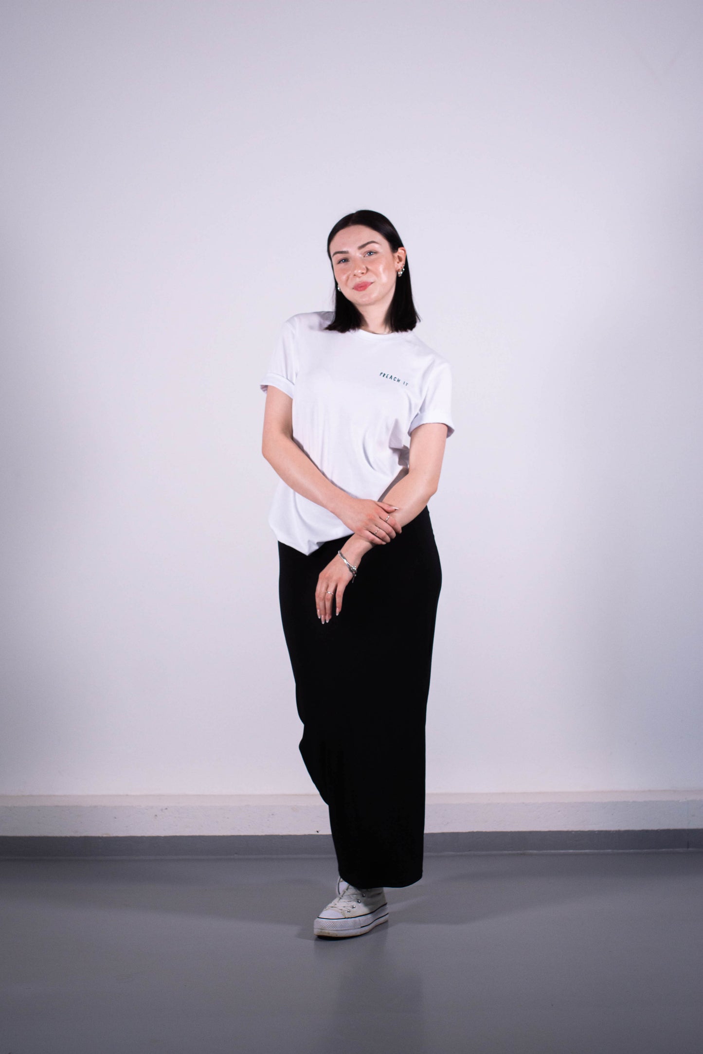 Model Ganzkörperaufnahme, Produkt T-Shirt, Motiv Preach It, Farbe White