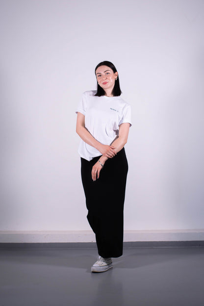 Model Ganzkörperaufnahme, Produkt T-Shirt, Motiv Preach It, Farbe White