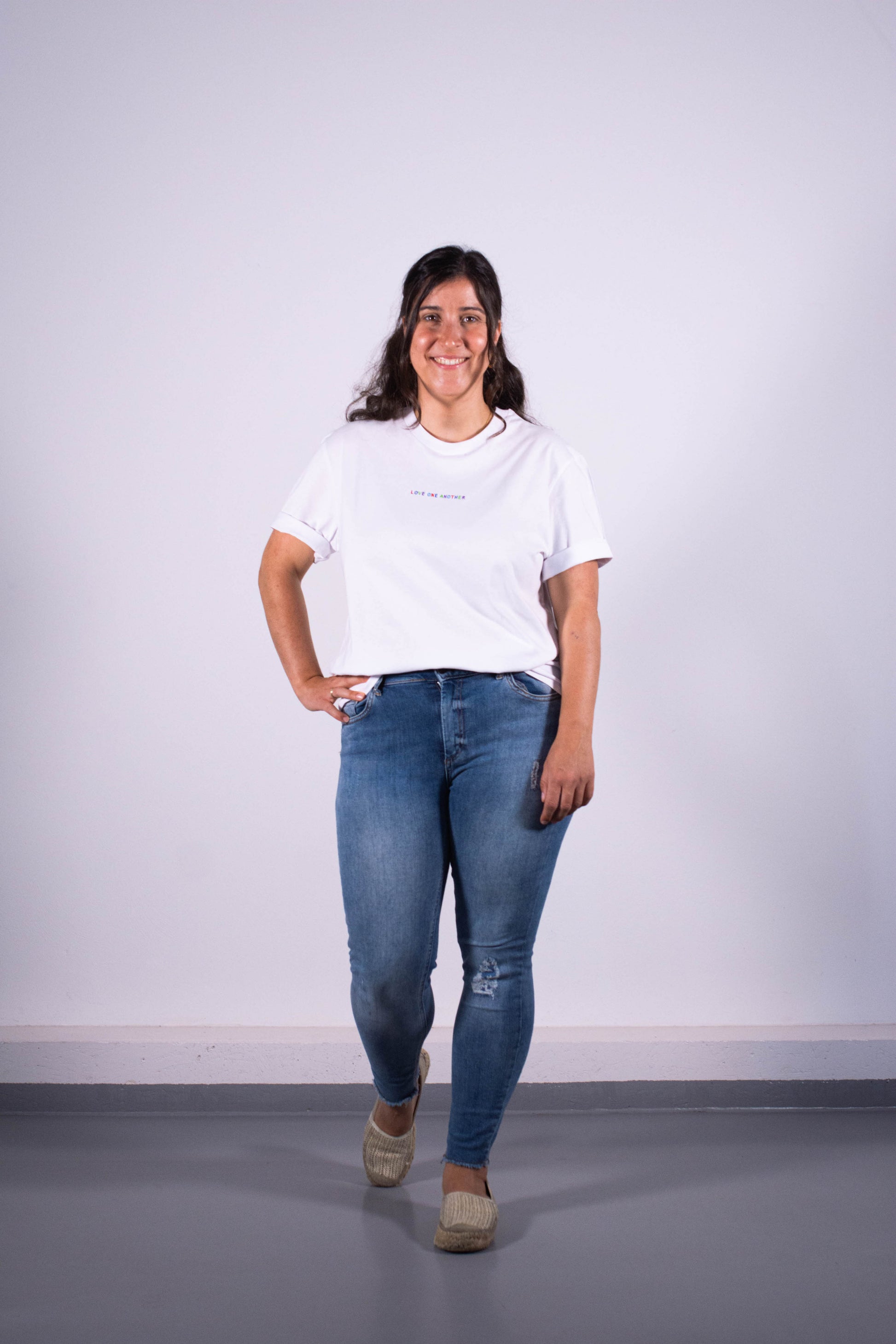 Model Ganzkörperaufnahme, Produkt T-Shirt, Motiv Love One Another, Farbe White