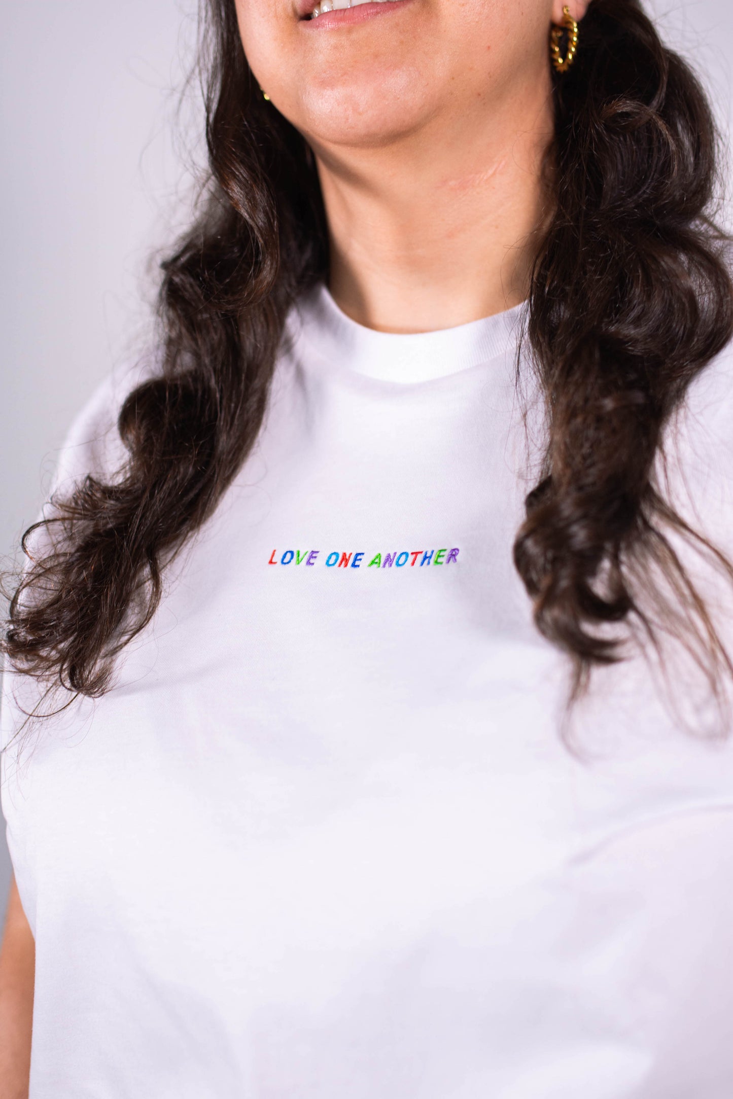 Model Nahaufnahme, Produkt T-Shirt, Motiv Love One Another, Farbe White