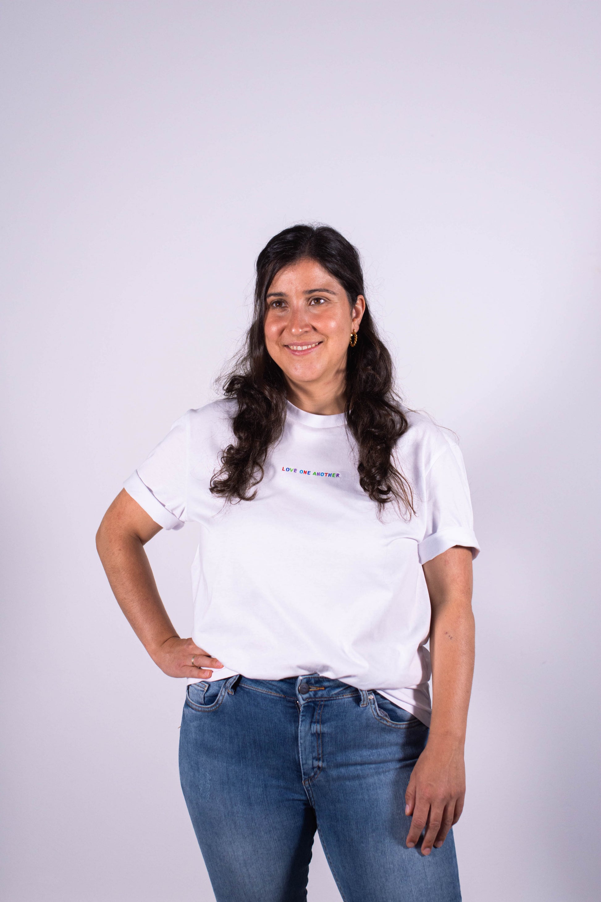 Model Oberkörperaufnahme, Produkt T-Shirt, Motiv Love One Another, Farbe White