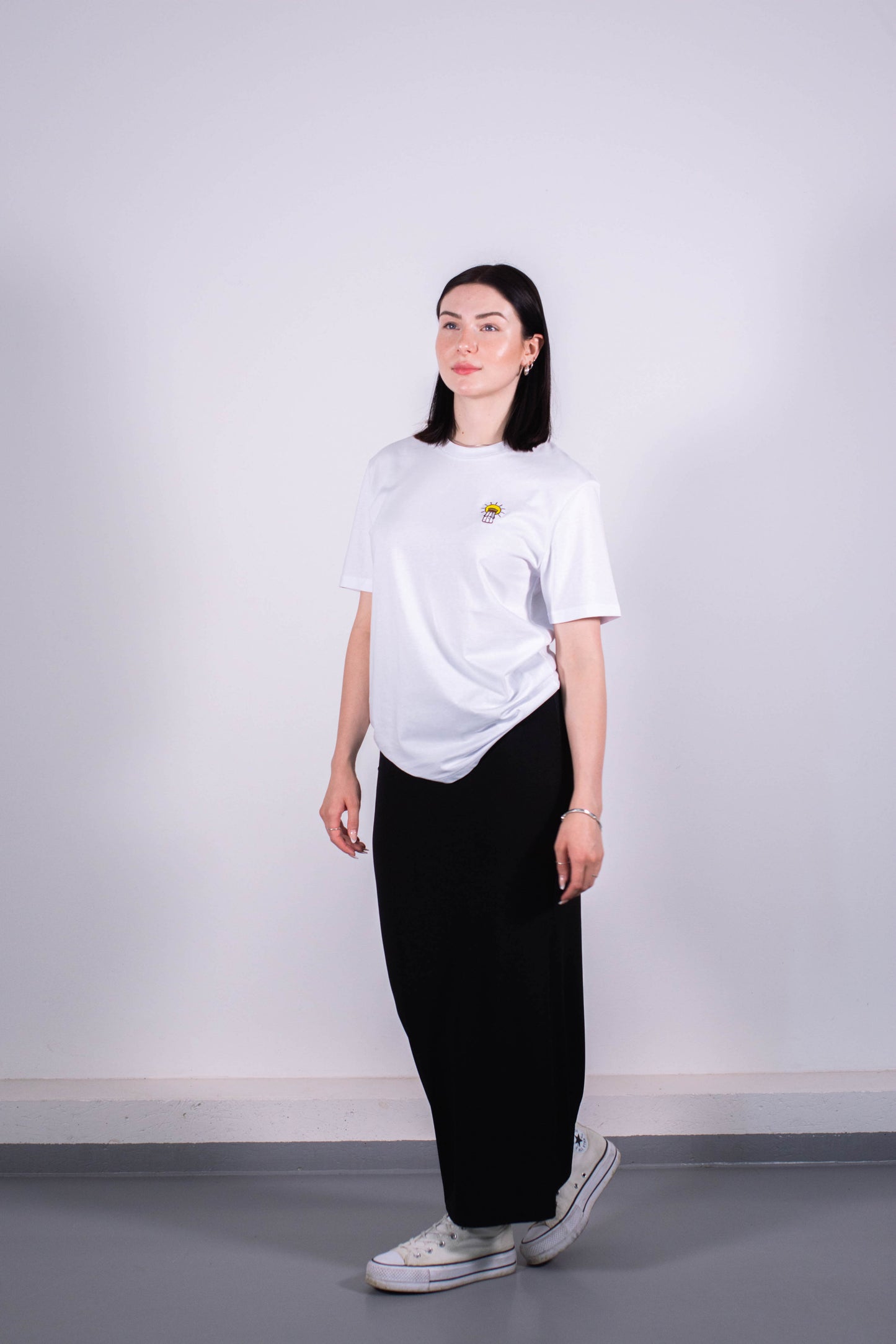 Model Ganzkörperaufnahme, Produkt T-Shirt, Motiv Licht und Salz, Farbe White