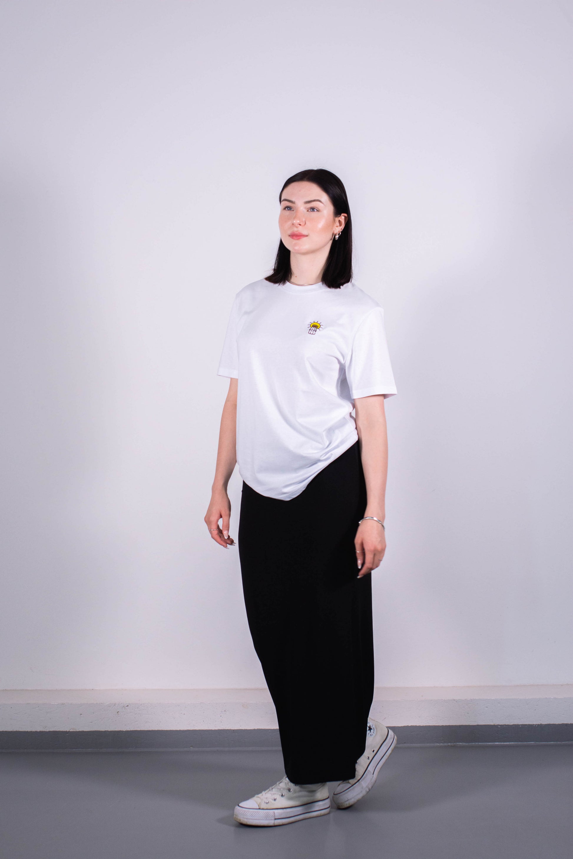 Model Ganzkörperaufnahme, Produkt T-Shirt, Motiv Licht und Salz, Farbe White