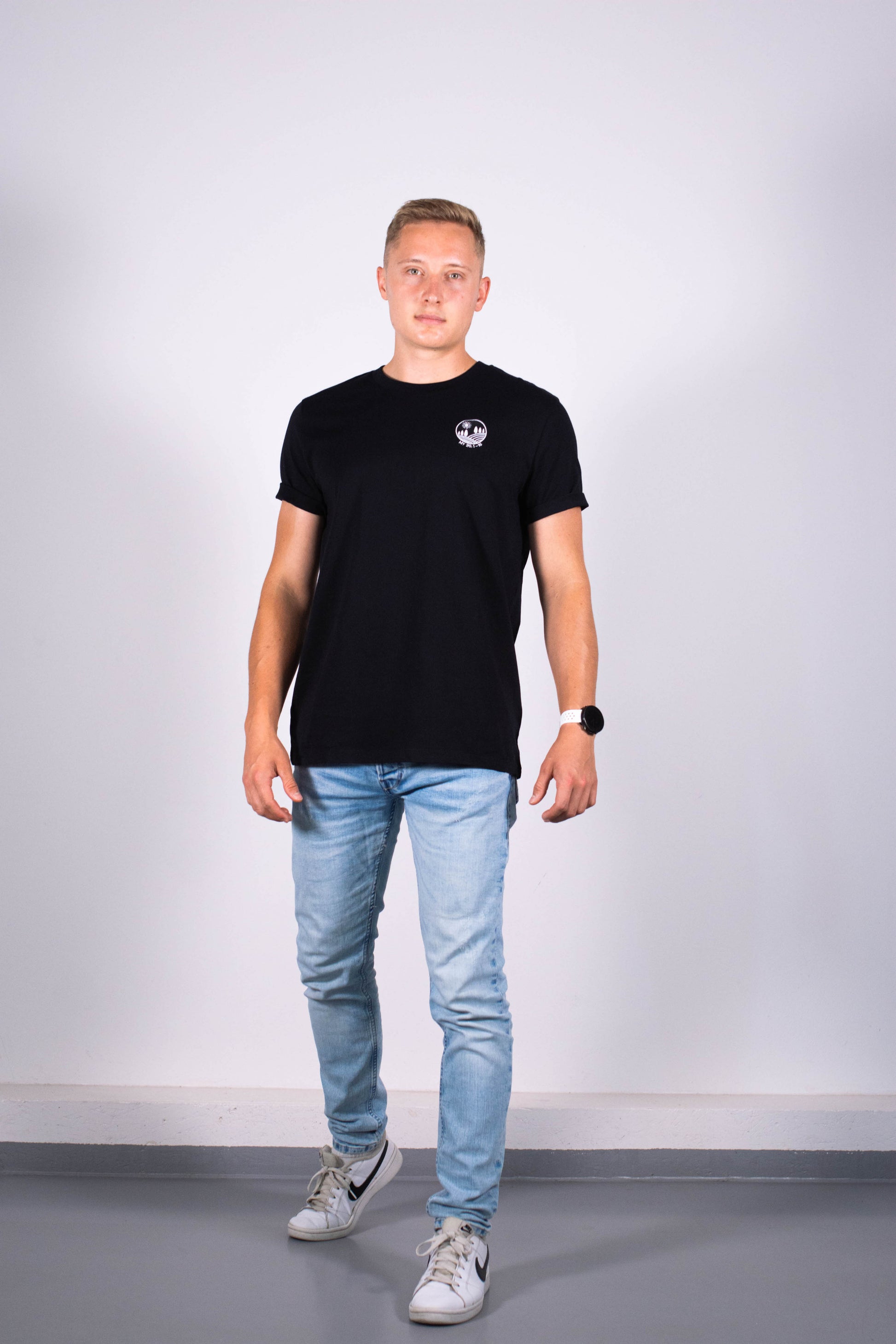 Model Ganzkörperaufnahme, Produkt T-Shirt, Motiv Weinberg, Farbe Black