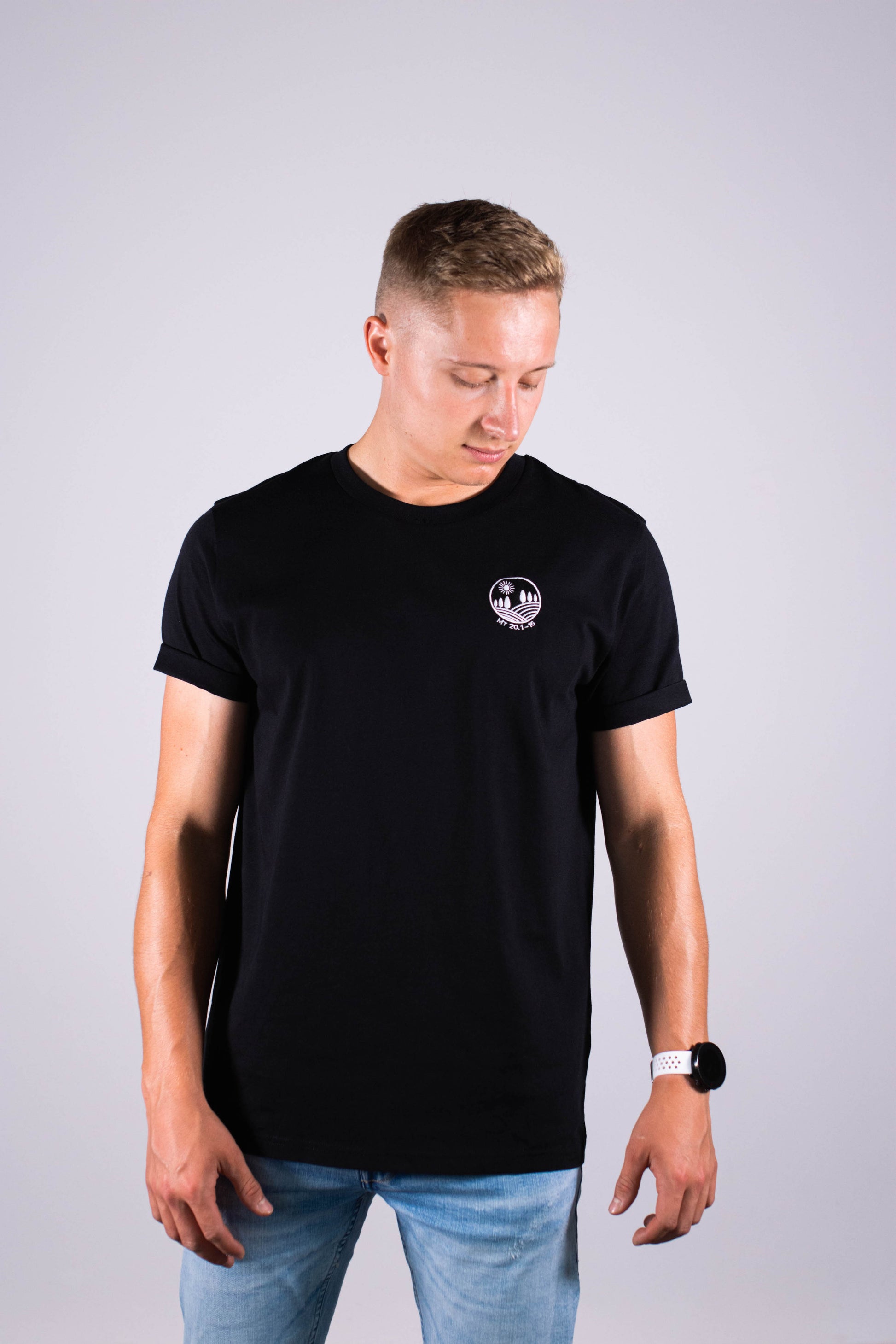 Model Oberkörperaufnahme, Produkt T-Shirt, Motiv Weinerg, Farbe Black