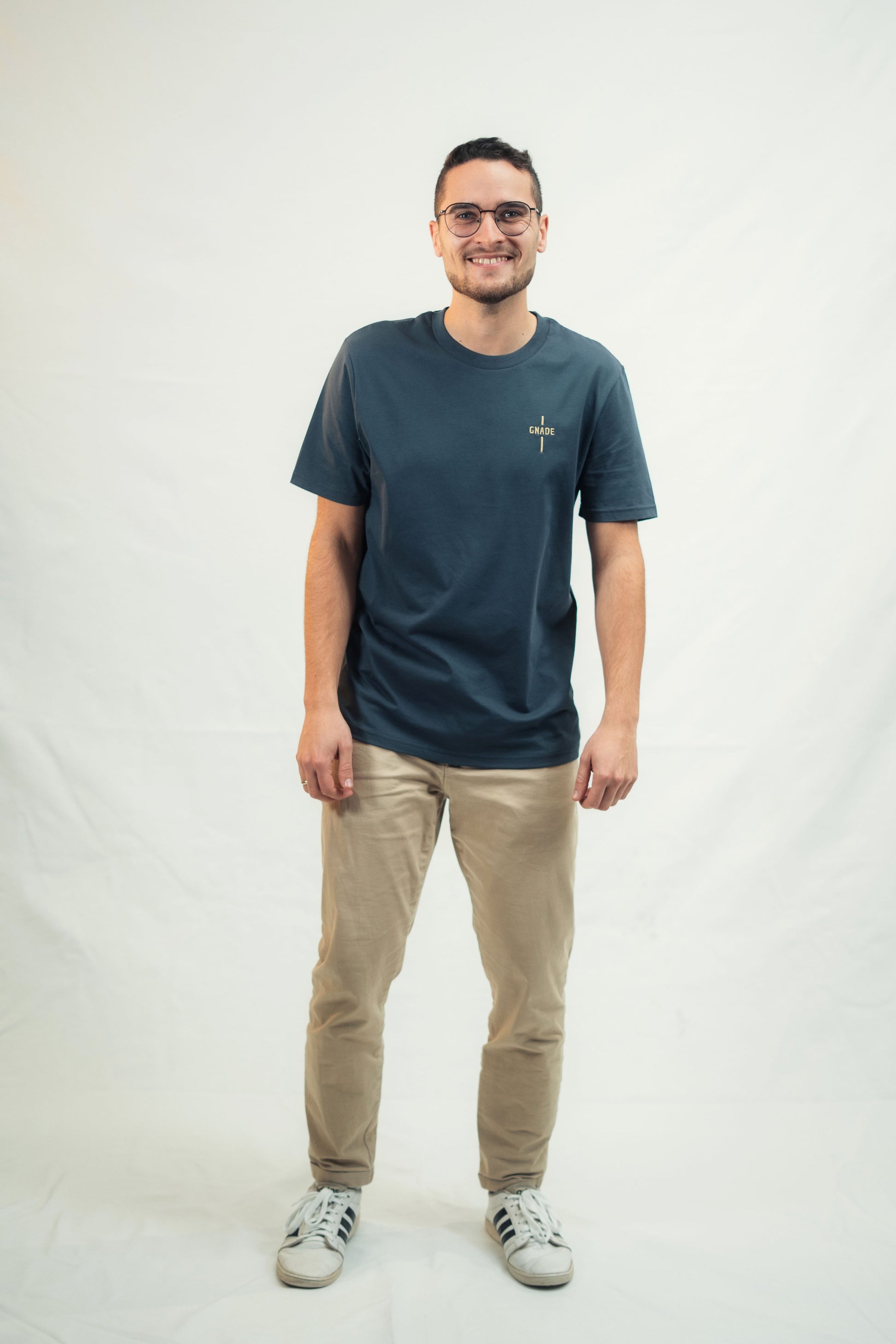 Model präsentiert christliches Mission One More ‚Gnade‘ T-Shirt - nachhaltige faire Kleidung