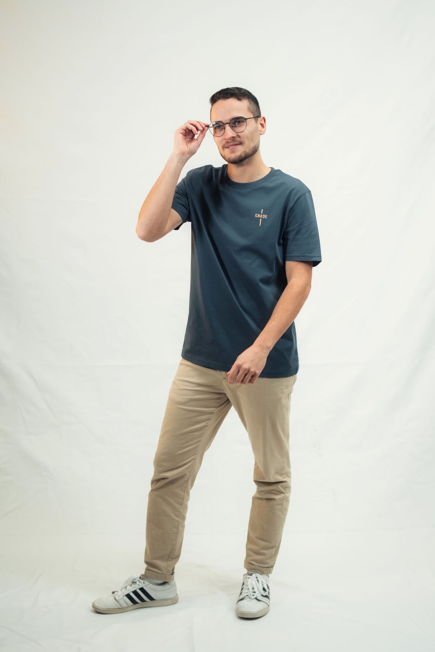 Model trägt Mission One More Bio-T-Shirt Gnade - nachhaltige & faire Produktion