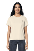 Model trägt God is in her T-Shirt mit subtiler christlicher Botschaft für modernen Glaubens-Lifestyle