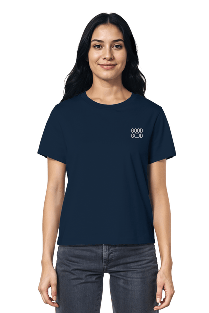 Dunkelblaues Damen-Shirt mit ‚Good God‘ Stickerei – nachhaltige Mode, die deinen Glauben sichtbar macht