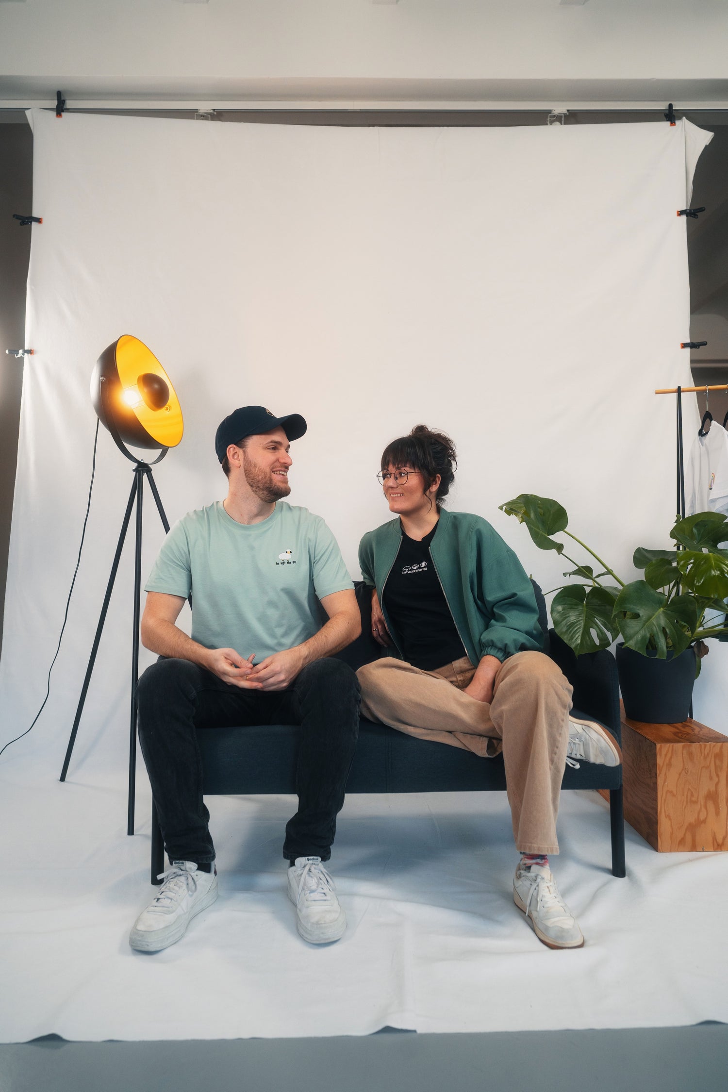 Gründerpaar tragen Mission One More Bio-T-Shirts im Fotostudio - nachhaltige christliche Mode